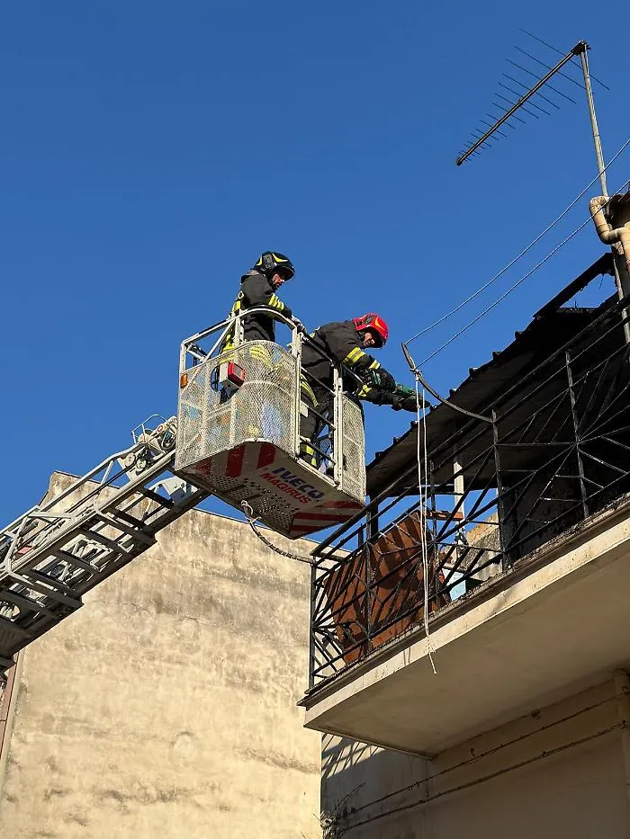 Acate, incendio in una veranda: i vigili del fuoco evitano il peggio