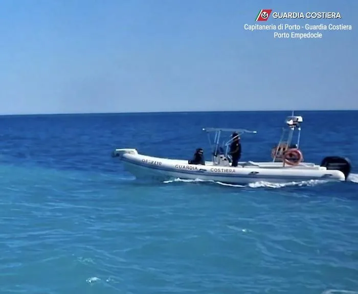 Bagnante rischia di annegare a Capo Bianco: militare si tuffa e lo salva a nuoto