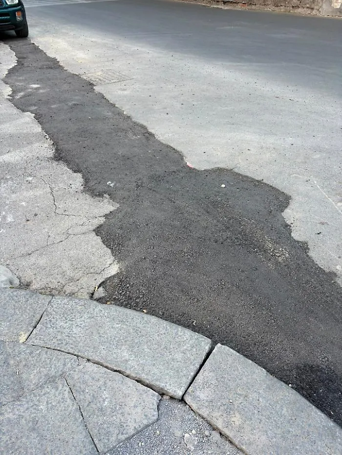 Catania, strada "rattoppata" in via Tomaselli