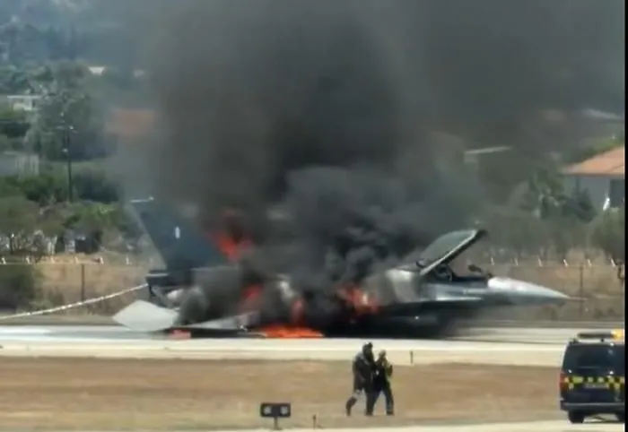 F-16 greco in fiamme a Zante, il pilota eroe atterra senza carrello: il video dei soccorsi