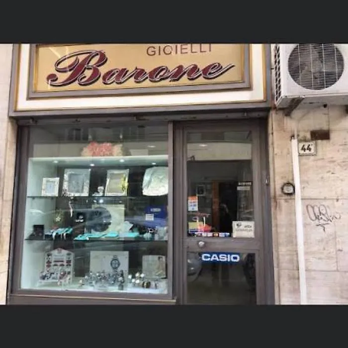 Svaligiata gioielleria a Palermo, i rapinatori hanno scardinato la saracinesca con un piede di porco