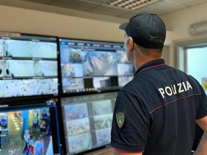 In aeroporto prende la borsetta di una dipendente ma viene bloccata prima di imbarcarsi a Roma