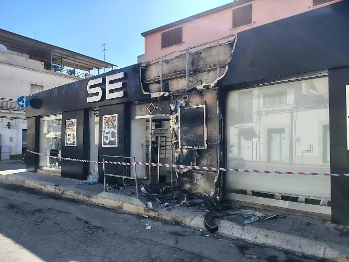 Vittoria, distrutto dalle fiamme il negozio Serpy: rogo doloso?