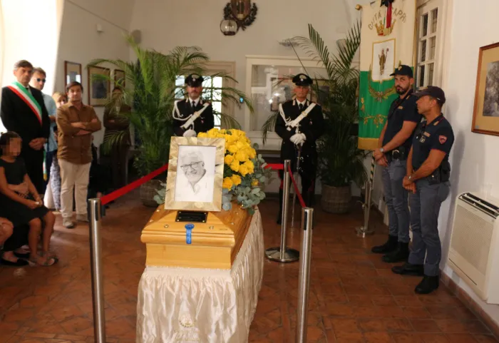 La camera ardente di Peppino di Capri  in municipio: il feretro accolto da un lungo applauso