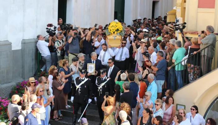 Capri saluta il suo sognatore, l'addio a Peppino Di Capri tra canzoni ed emozioni