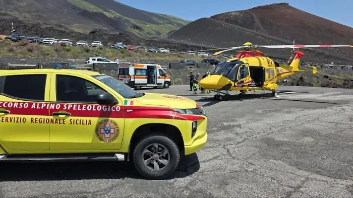 Si accascia durante la visita ai Crateri Silvestri: muore turista francese