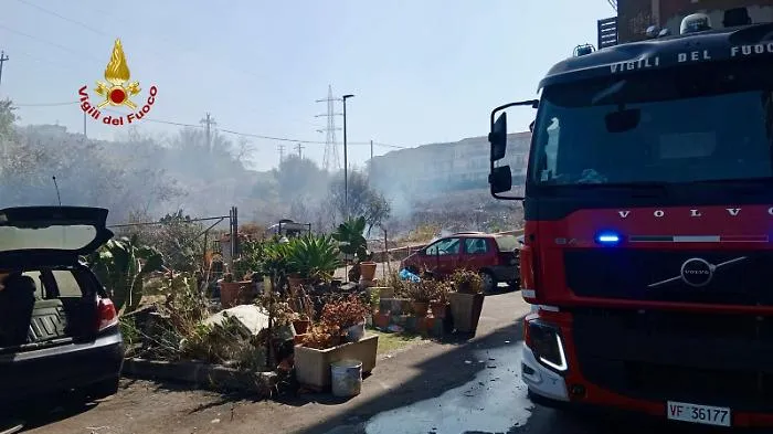Giornata "infernale" nel Catanese: 42 incendi, una turista morta sull'Etna e una donna annegata a Bronte