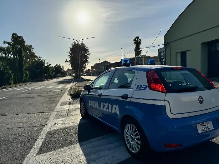 Sorpreso a guidare senza patente per sfuggire  sperona per due volte l'auto della Polizia