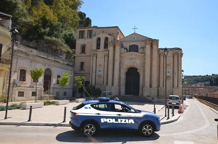 Modica, maltrattamenti in famiglia ed evasione dagli arresti domiciliari: 40enne in cella