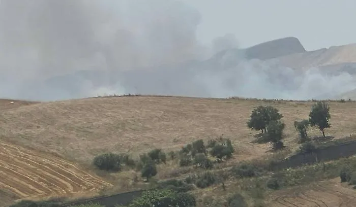 Sicilia in fiamme: vasti roghi a Resuttano ma anche tra Ragusa, Siracusa e Palermo, canadair e mezzi aerei in azione