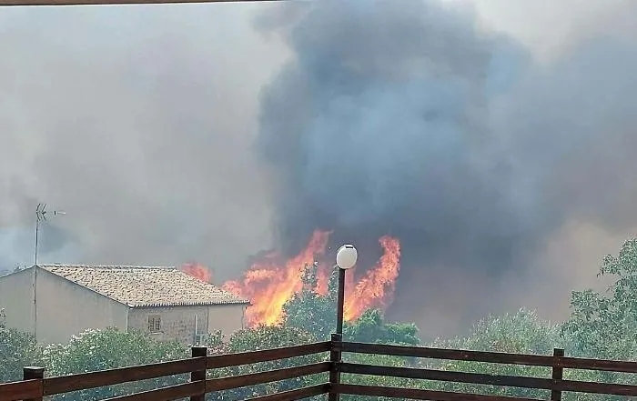 Modica, incendio a Monserrato. Alcune famiglie costrette a evacuare le abitazioni