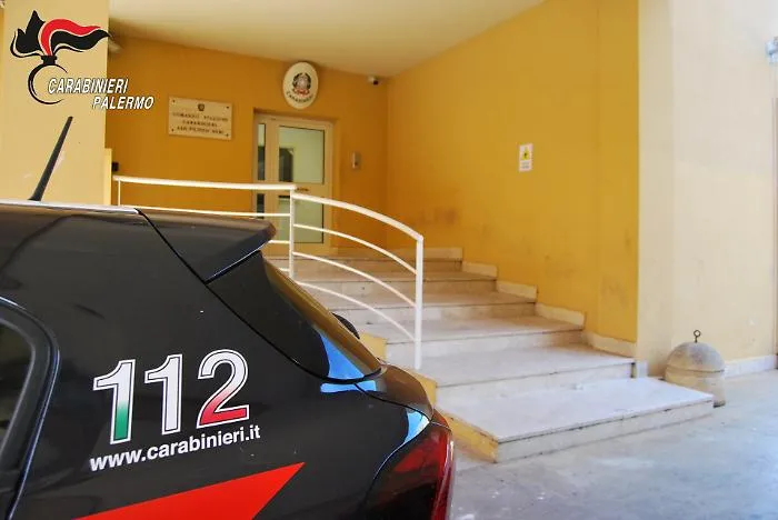 Appicca un incendio allo Zen, una pattuglia dell'Arma lo sorprende: denunciato 49enne