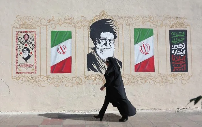Escalation nel Golfo: attacchi iraniani su infrastrutture civili. L'accusa di crimini di guerra e lo strappo di Teheran