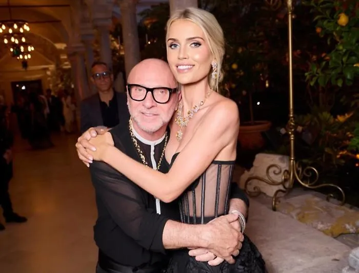 L'eleganza regale e la bellezza di Lady Kitty Spencer, nipote di Lady D., hanno illuminato lo Ionio: la lezione di stile globale di Dolce & Gabbana a Taormina