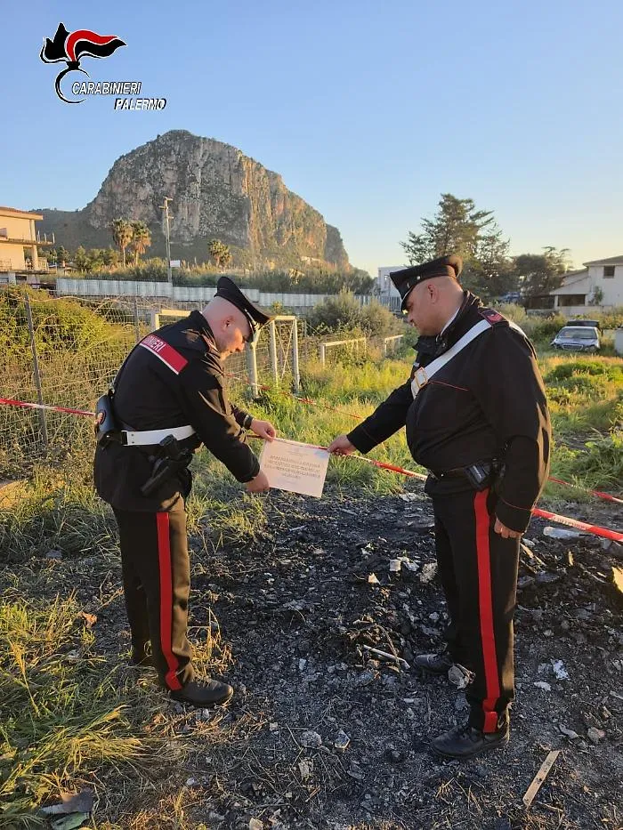 Terreno trasformato in discarica di carcasse e macerie edili, denunciato 70enne a Carini