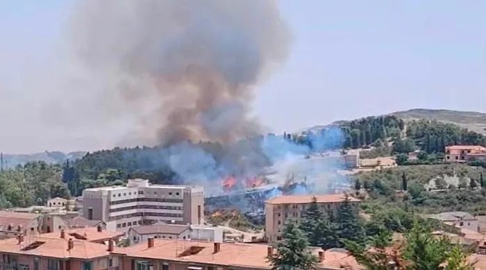Enna Bassa, incendio al Quadrivio: fiamme e colonna di fumo, Vigili del Fuoco e Canadair in azione