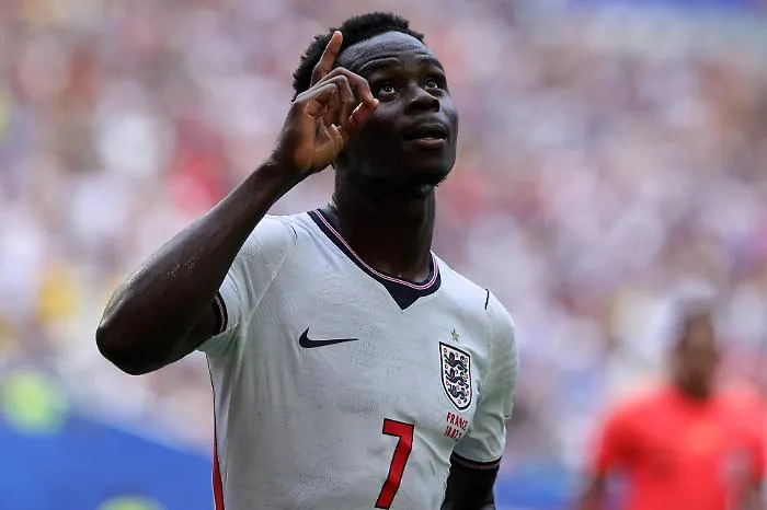  Saka da tripletta e record mondiale: l'Inghilterra batte la Francia 6-4 in una partita da dieci gol che stabilisce un primato per la  Coppa del Mondo