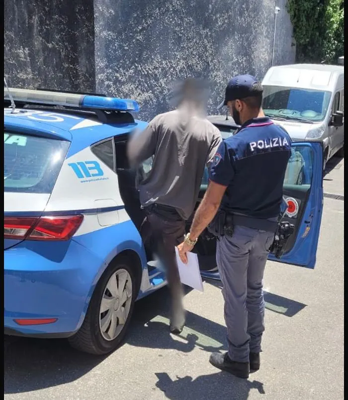 Follia al pronto soccorso a Catania: soccorso per un malore, si sveglia e picchia un poliziotto 