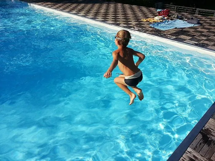 Otto intossicati da esalazioni di cloro in una piscina: grave un bambino di 5 anni