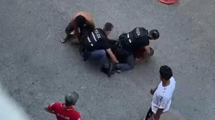 Muore durante il fermo della polizia a Bologna: spunta un video con le urla del 43enne