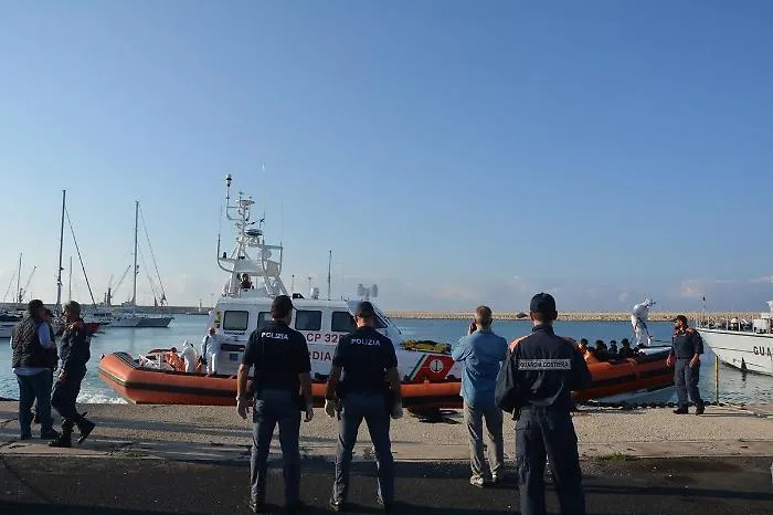 Sbarco di 46 migranti a Pozzallo, la polizia ferma tre presunti scafisti