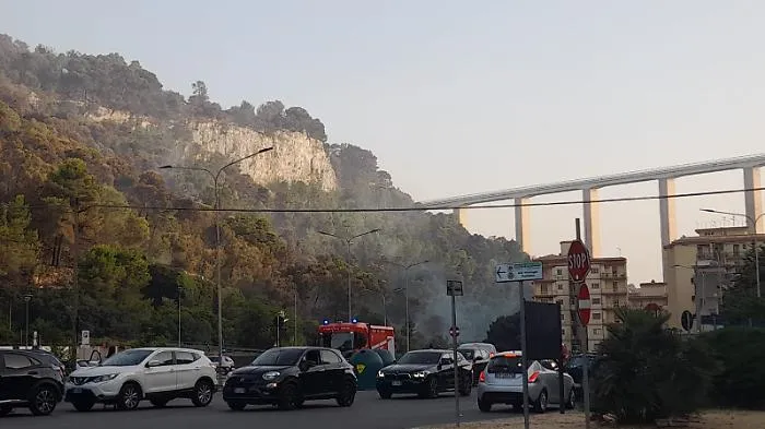 Incendio a Modica, almeno tre le case danneggiate