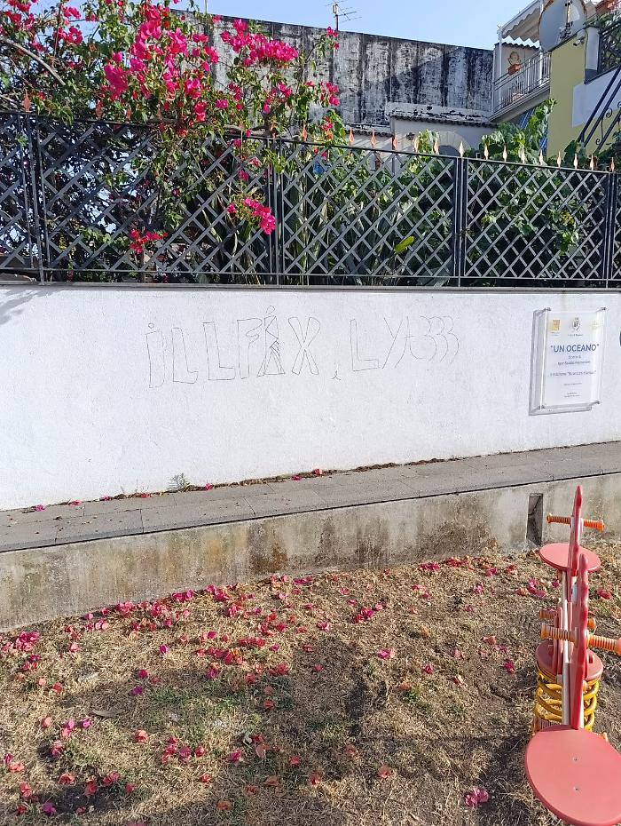 Sfregio a Franco Battiato: vandali distruggono il murale sul lungomare di Riposto