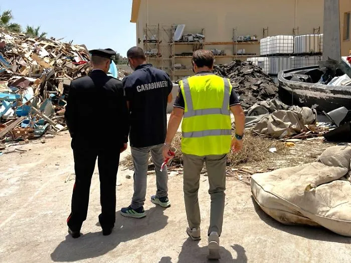 Racalmuto: sequestrato impianto di rifiuti da 2.500 metri quadri, spuntano anche i barchini dei migranti