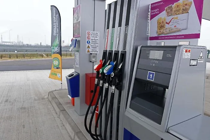 Petrolio oltre 90$ e carburanti sopra i 2 euro: consumatori chiedono un nuovo taglio delle accise