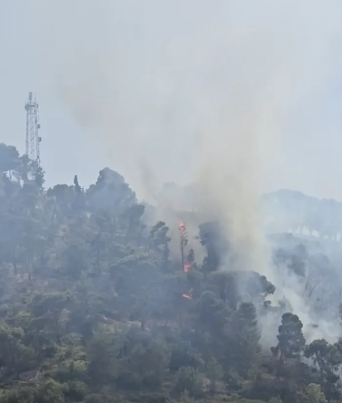 Modica, la collina di Monserrato torna di nuovo in fiamme