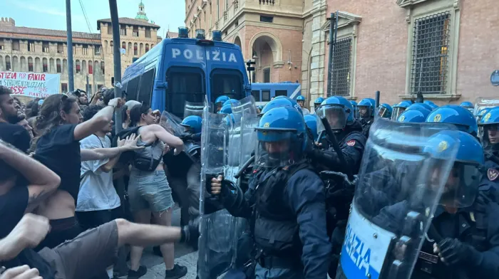  Scontri, lacrimogeni e atti vandalici per la morte di Abderrahim Fakir: la nipote invoca verit&agrave;, la sorella sviene