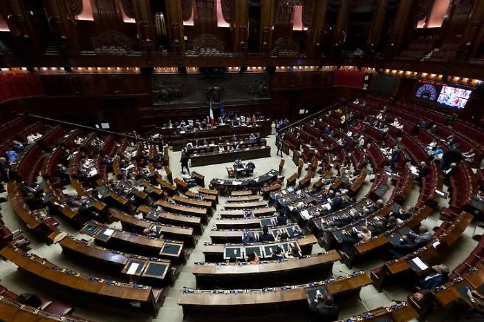 Riforma elettorale, la maggioranza frena e scoppia la protesta per l'emendamento "anti-frammentazione"