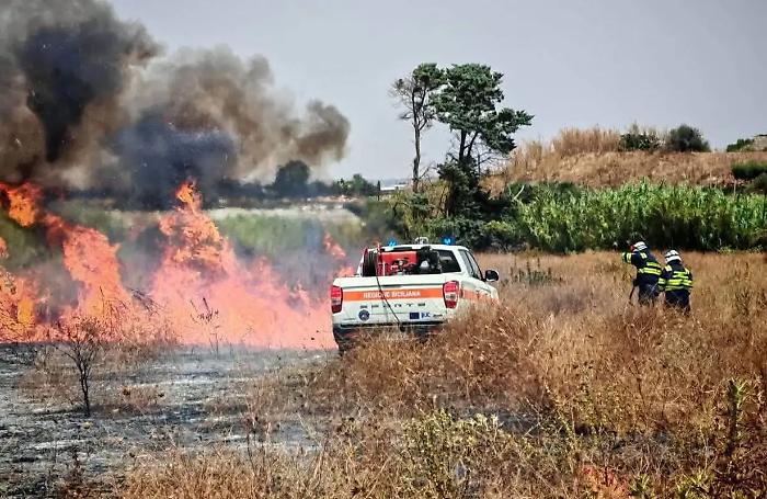 In provincia di Ragusa brucia tutto, in fiamme anche le campagne attorno a Santa Croce Camerina