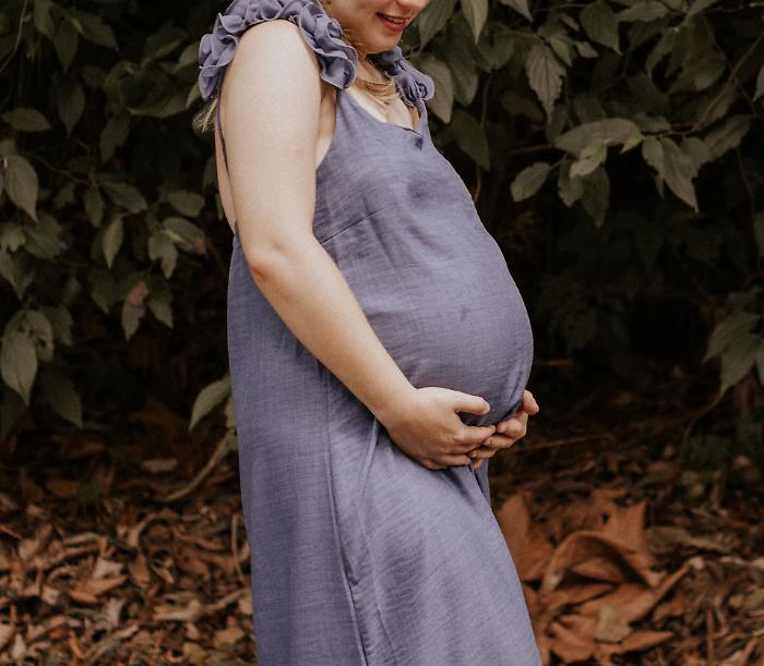 A 57 anni mamma grazie alla PMA: il caso di Castellammare che riapre il dibattito su fertilit&agrave;, medicina e limiti biologici