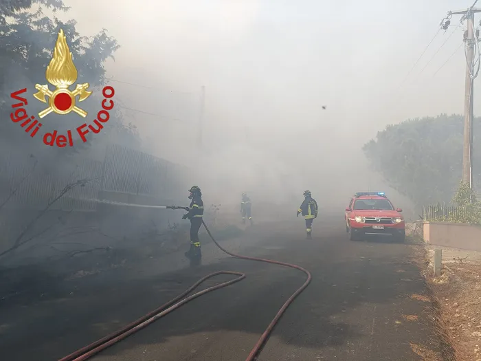Centinaia di ettari in fumo: cinque giorni di lotta contro le fiamme, tre intossicati e famiglie evacuate. E Crisafulli annulla i fuochi della festa