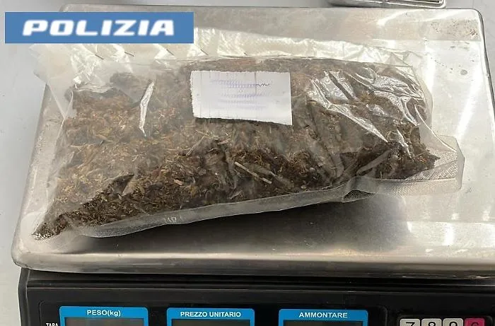 Catania, vede gli agenti e scappa: il lancio della busta di droga non basta a evitarne l'arresto