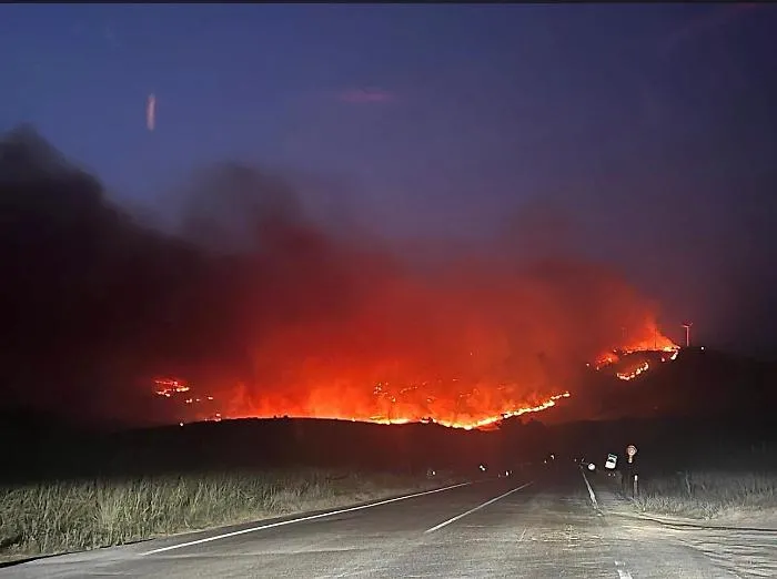 Inferno di fuoco nell&rsquo;Agrigentino: case evacuate a Bivona. La Flai Cgil denuncia "atti criminali"
