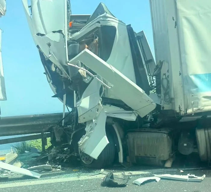 Tir travolge operai sulla A18: autista incastrato tra le lamiere e tre feriti gravi, sul posto l'elisoccorso