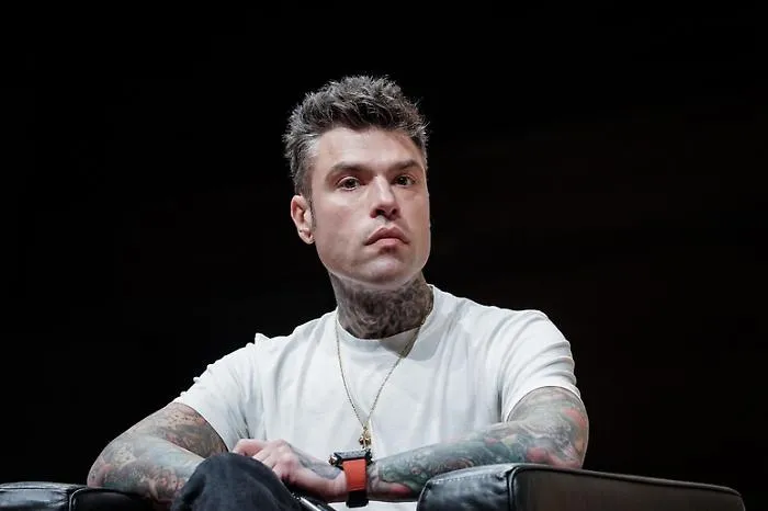 Fedez resta in ospedale. Il ricovero per la riapertura di una vecchia ulcera