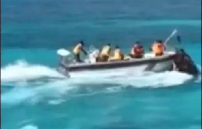 Battaglia a colpi di remi tra marina filippini e militari della Guardia Costiera cinese: il video fa il giro del web