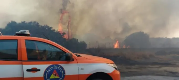 Devastante incendio a Belpasso: agrumeti, uliveti e case rurali divorati dalle fiamme