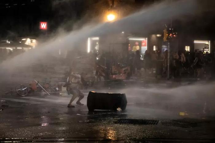 Disordini a Bologna Meloni: "Tolleranza zero su chi sfascia tutto. Scelta di Lepore irresponsabile"