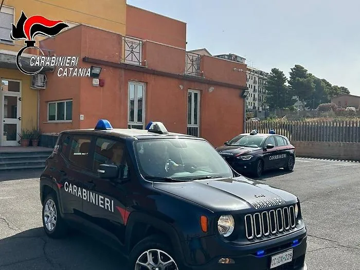 Finge di aiutare a ritrovare l'auto rubata ma poi pretende 7.000 euro: arrestato 