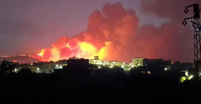 Enorme incendio a Santo Stefano di Quisquina minaccia l'eremo di S. Rosalia e il Teatro di Andromeda. Oltre 100 persone evacuate