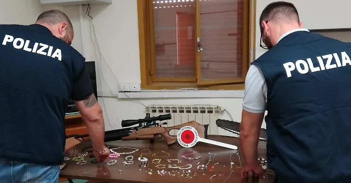 Monili d'oro, carabina e motosega sequestrati a Niscemi: tre denunciati per ricettazione