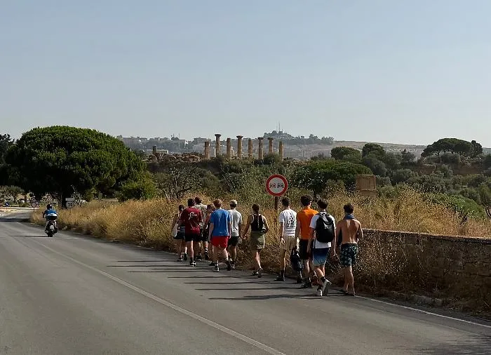 Turisti a piedi tra i veicoli per raggiungere i Templi: il paradosso della mobilit&agrave; ad Agrigento