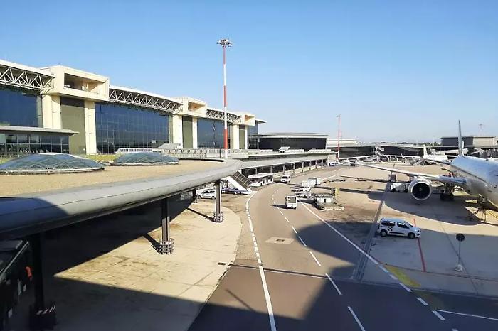 Malore in volo per il pilota di un Boeing 737: atterraggio d'emergenza a Malpensa