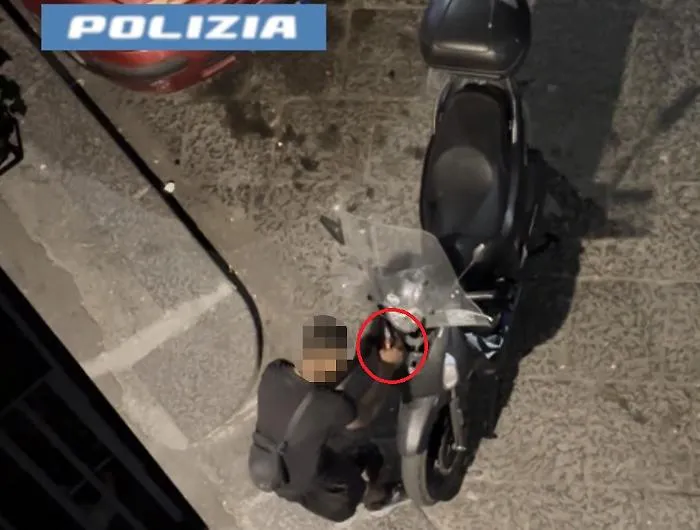 Sorpreso a rubare un motorino dopo aver minacciato un passante con un coltello: arrestato