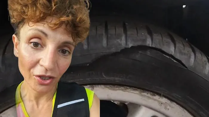 Trova le ruote della citycar squarciate: &laquo;&Egrave; la seconda volta, ma non resto zitta&raquo;