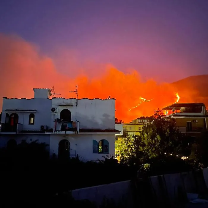 Incendi, Palermo non trova tregua: notte di roghi tra Monreale e la provincia, oggi ancora bollino rosso per il caldo